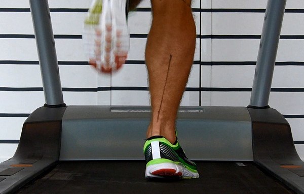 running style analysis _ running shoes _ rear view _ overpronation
